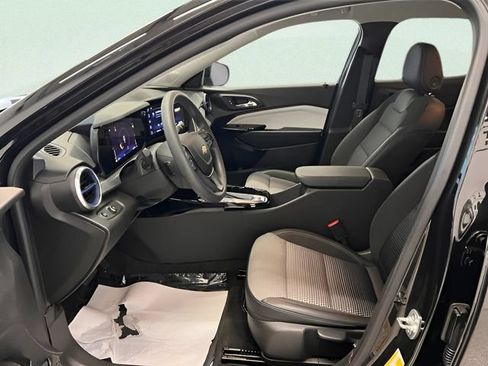 Used 2025 Chevrolet Trax LT FWD image 27