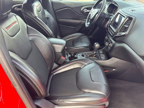 Used 2019 Jeep Cherokee Trailhawk image 14