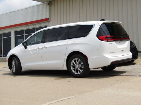 New 2027 Chrysler Pacifica Select AWD/4WD image 10