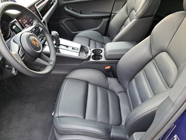 Certified 2025 Porsche Macan AWD/4WD image 22