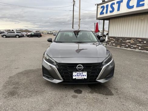 Used 2024 Nissan Altima 2.5 SV image 2