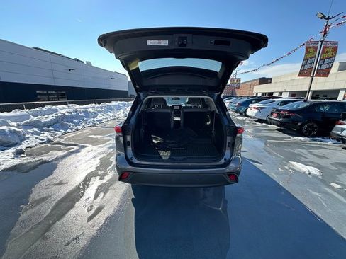 Used 2021 Toyota Highlander XLE image 23
