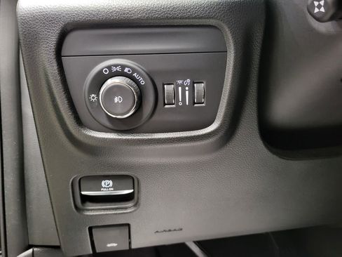 Used 2024 Jeep Grand Cherokee L Limited w/ Luxury Tech Group II image 5