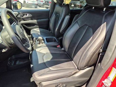 Used 2025 Chrysler Pacifica Select FWD image 25