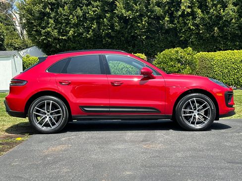 Certified 2025 Porsche Macan AWD/4WD image 9