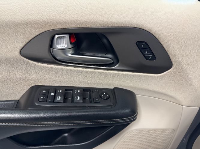 Used 2021 Chrysler Pacifica Touring-L FWD image 10