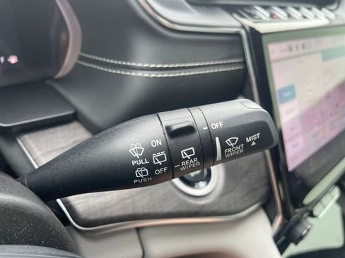 Used 2023 Jeep Grand Cherokee Overland image 26