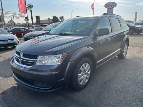 Used 2018 Dodge Journey SE FWD image 2