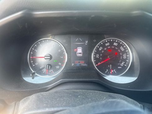 Used 2020 Toyota RAV4 XLE w/ Convenience Package FWD image 2