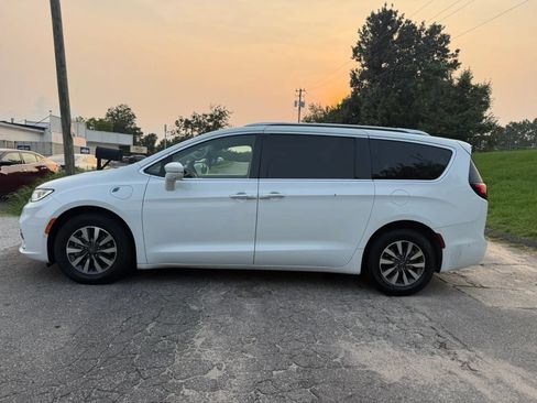 Used 2021 Chrysler Pacifica Touring-L FWD image 4