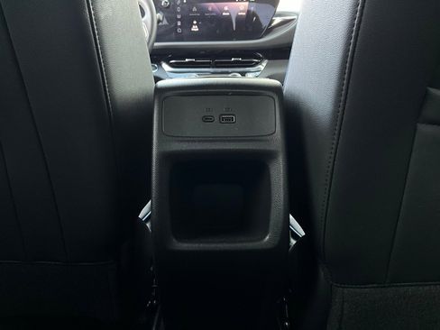 Used 2025 Buick Envista Sport Touring image 11