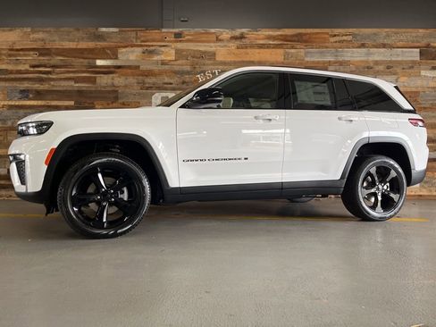New 2026 Jeep Grand Cherokee Limited w/ Limited Altitude Package image 19