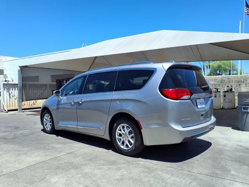 Used 2020 Chrysler Pacifica Touring-L FWD image 8