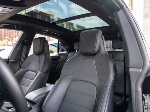Certified 2025 Porsche Macan Electric RWD image 5