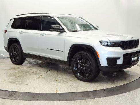 Used 2023 Jeep Grand Cherokee L Laredo image 9