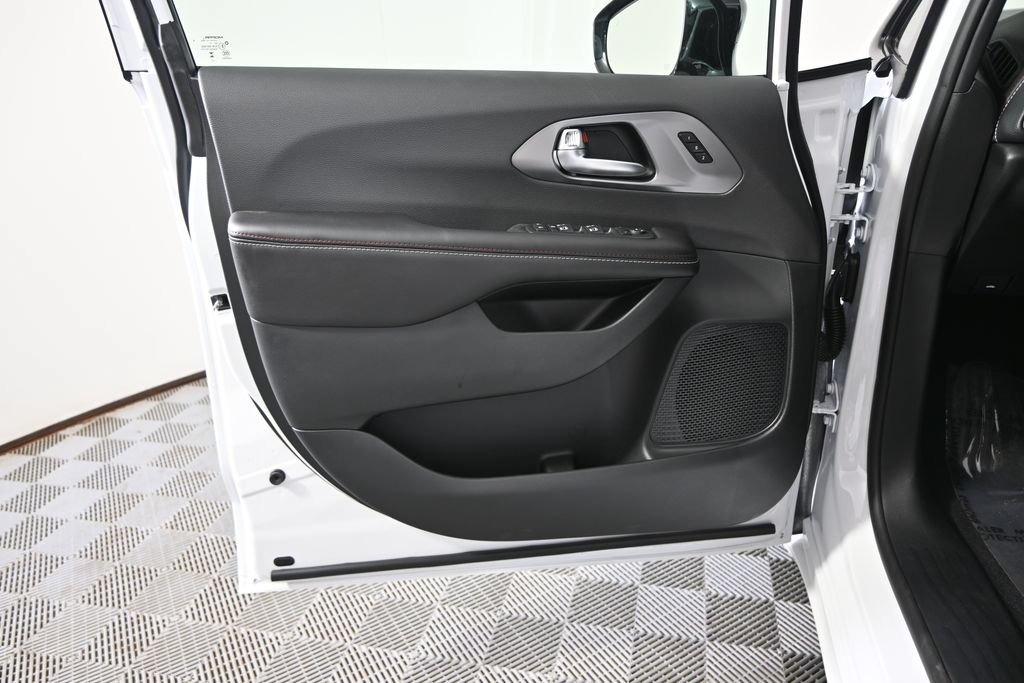 New 2027 Chrysler Pacifica Select AWD/4WD image 18