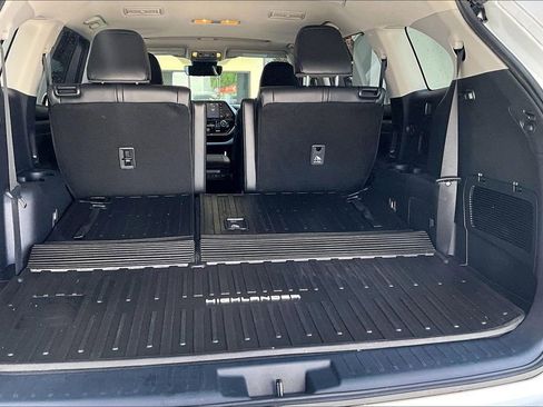 Used 2022 Toyota Highlander XLE AWD/4WD image 24