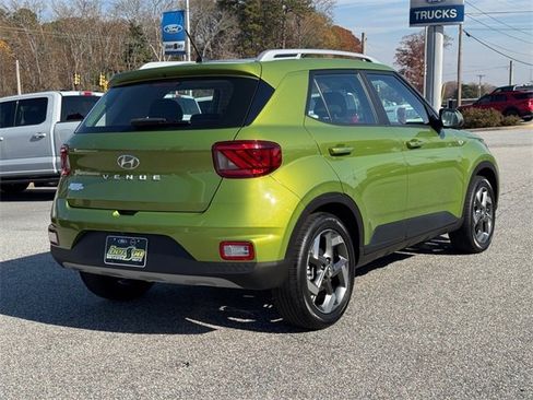 Used 2024 Hyundai Venue SEL image 3