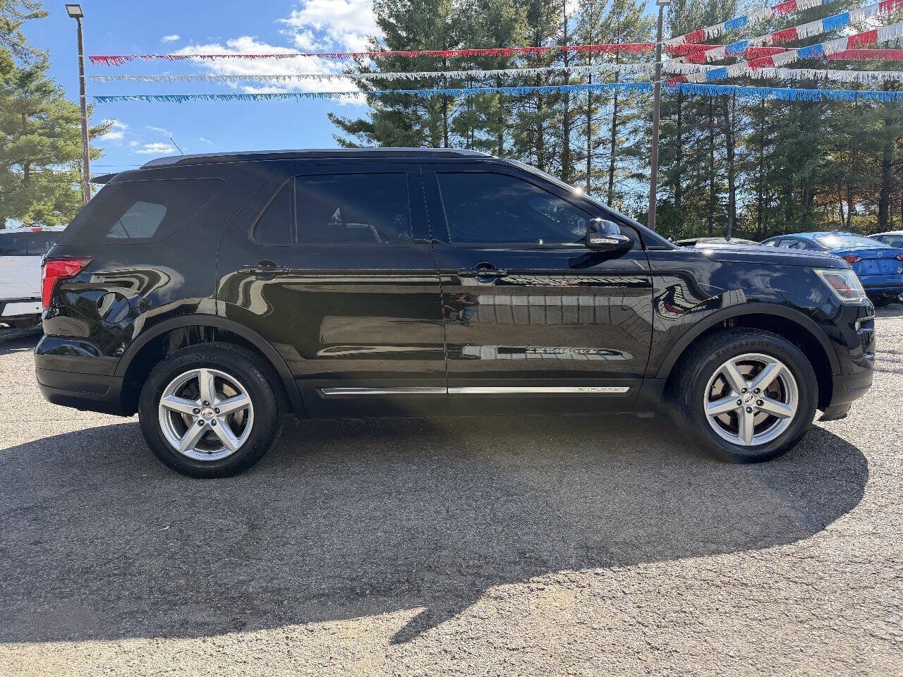 Used 2018 Ford Explorer XLT w/ Equipment Group 202A FWD image 4