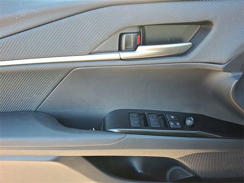 Used 2025 Toyota Camry SE image 12