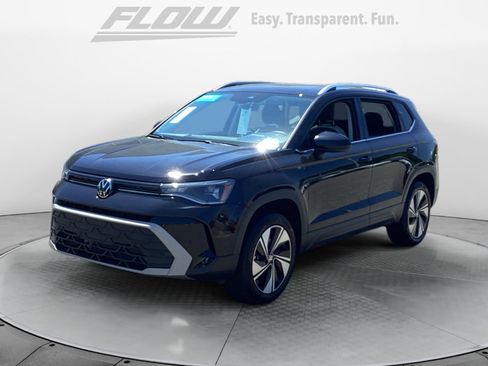 Certified 2025 Volkswagen Taos SE w/ Panoramic Sunroof Package AWD/4WD image 3