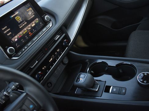 Used 2025 Nissan Rogue SV image 24