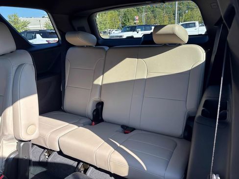 Used 2023 Chevrolet Traverse LT image 39