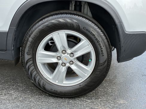 Used 2022 Chevrolet Trax LS w/ Tint and Cruise Package FWD image 9