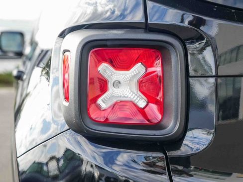 Used 2023 Jeep Renegade Altitude image 9