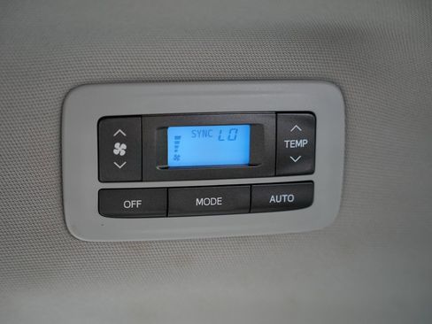 Used 2015 Toyota Sienna LE image 38