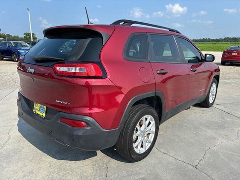 Used 2016 Jeep Cherokee Sport FWD image 4