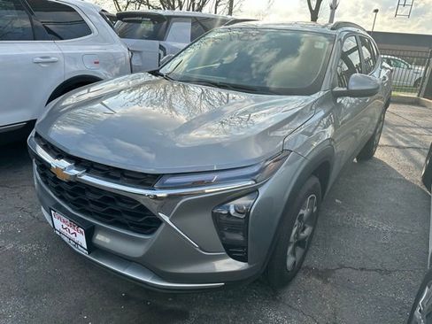 Used 2025 Chevrolet Trax LT FWD image 1