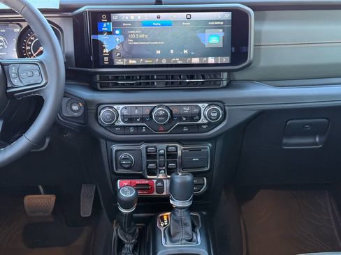 Used 2025 Jeep Gladiator Mojave w/ Convenience Group image 13