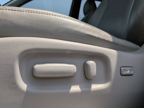 Used 2013 Toyota Highlander Plus FWD image 25