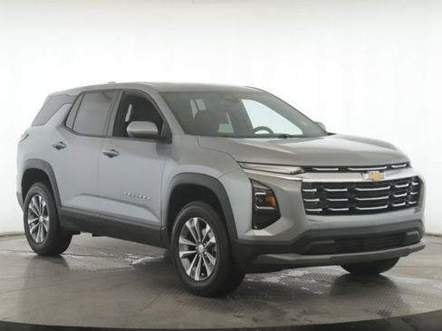 Used 2025 Chevrolet Equinox LT image 2