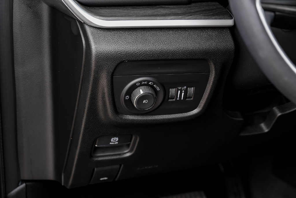 Used 2023 Jeep Grand Cherokee L Limited AWD/4WD image 38