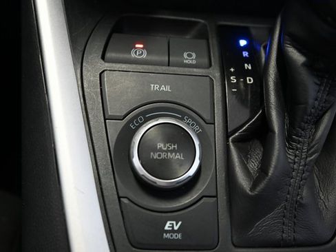 Used 2020 Toyota RAV4 LE image 25