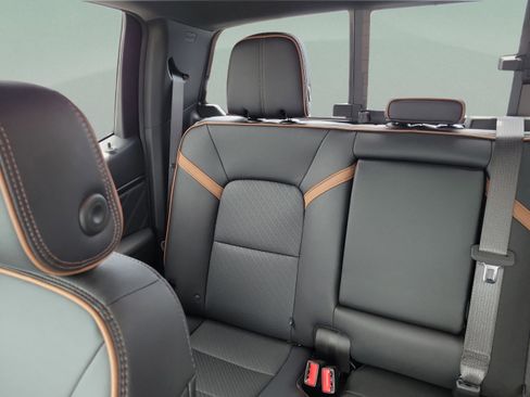 Used 2025 GMC Canyon AT4 w/ Technology Plus Package AWD/4WD image 8
