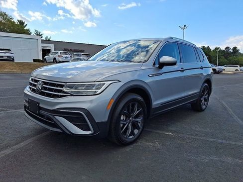 Certified 2024 Volkswagen Tiguan SE image 3