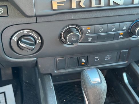 Used 2025 Nissan Frontier SV image 21