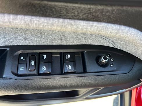 Used 2025 Jeep Compass Latitude w/ Sun & Sound Group AWD/4WD image 12