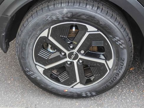 Used 2024 Kia Niro LX image 13