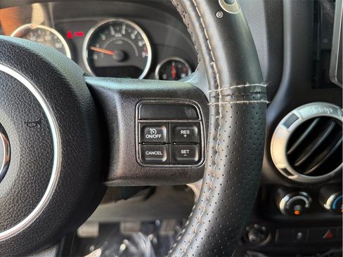 Used 2015 Jeep Wrangler Unlimited Rubicon w/ Connectivity Group AWD/4WD image 27