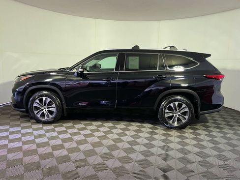 Used 2022 Toyota Highlander XLE AWD/4WD image 4