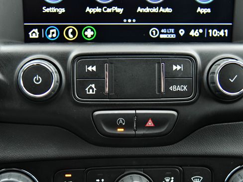 Used 2024 GMC Terrain SLT image 23