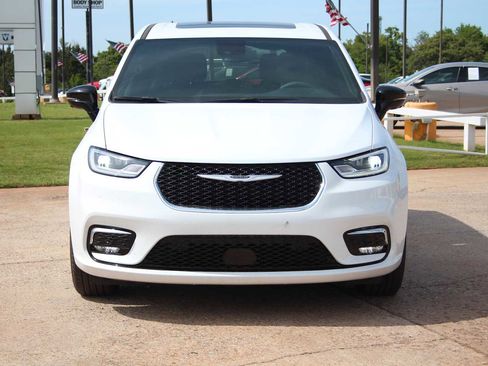 New 2025 Chrysler Pacifica Select AWD/4WD image 3