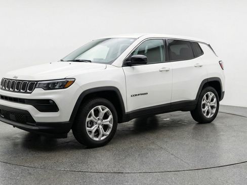 Used 2025 Jeep Compass Latitude AWD/4WD image 3