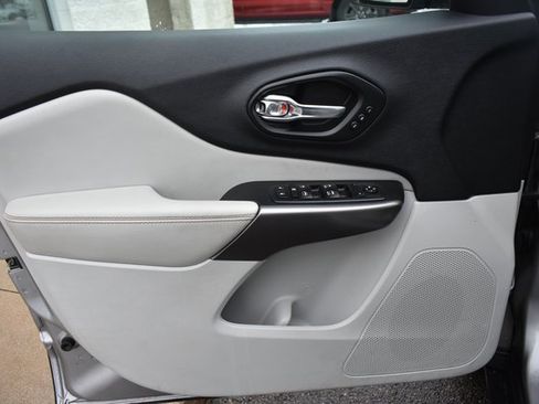 Used 2019 Jeep Cherokee Limited image 14