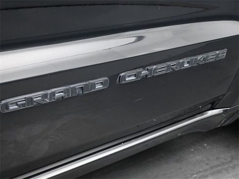 Used 2018 Jeep Grand Cherokee Altitude image 24