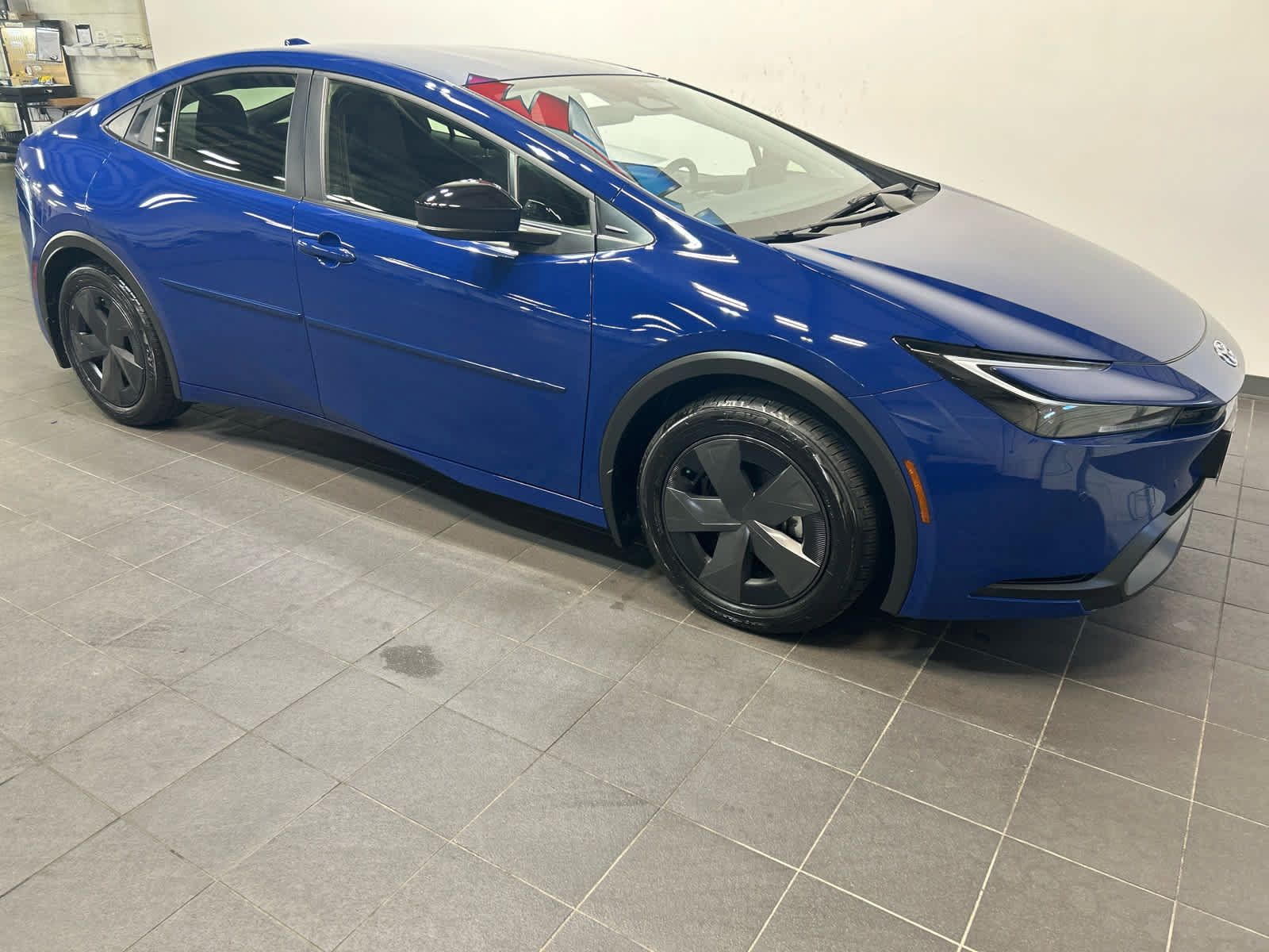Used 2025 Toyota Prius LE FWD image 2